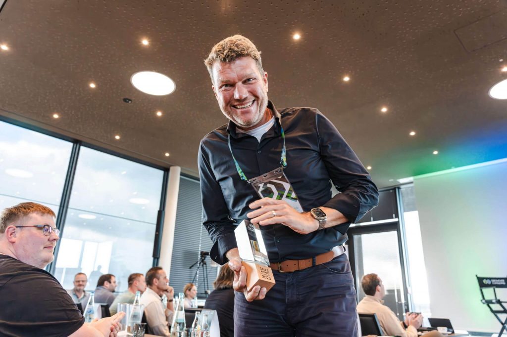 Mastermind Gronover Consulting 2025 Unternehmer hält stolz seinen Preis in die Kamera