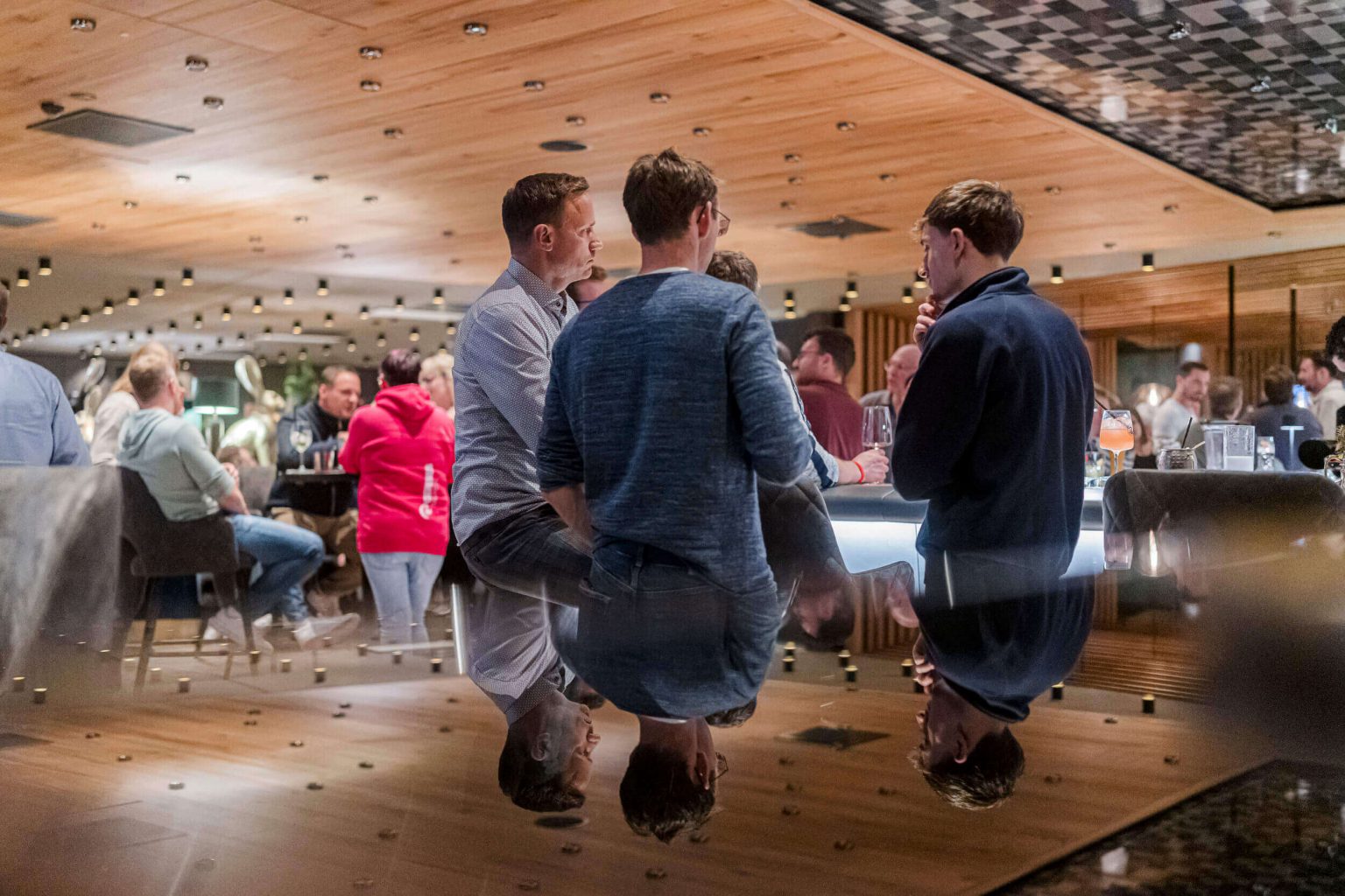 Johannes Gronover unterhält auf der Afterparty in Dinkelsbühl mit anderen Unternehmern